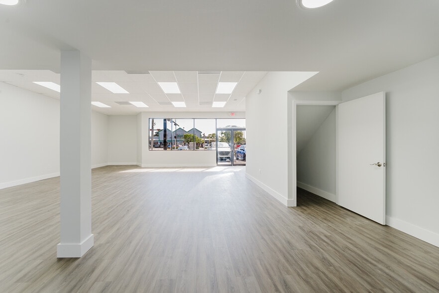 More Photos Of 209 W Hillsboro Blvd, Deerfield Beach General Retail For Lease