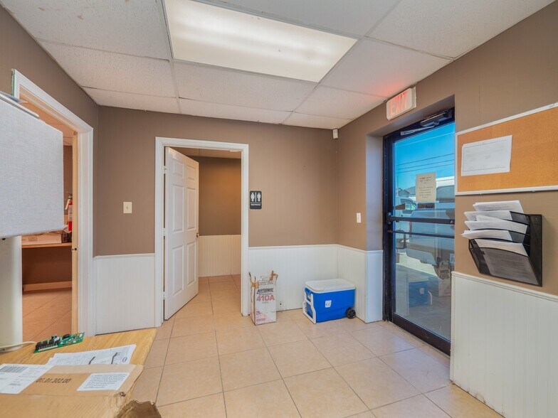 More Photos Of 318 W Byrd Blvd, Universal City Office For Sale