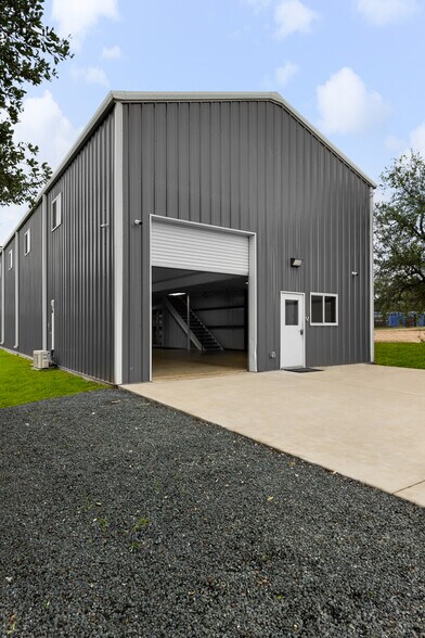 More Photos Of 5203 Beacon Dr, Austin Flex For Lease