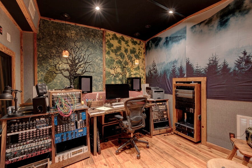 More Photos Of 114-116 17th Ave S, Nashville Office For Sale