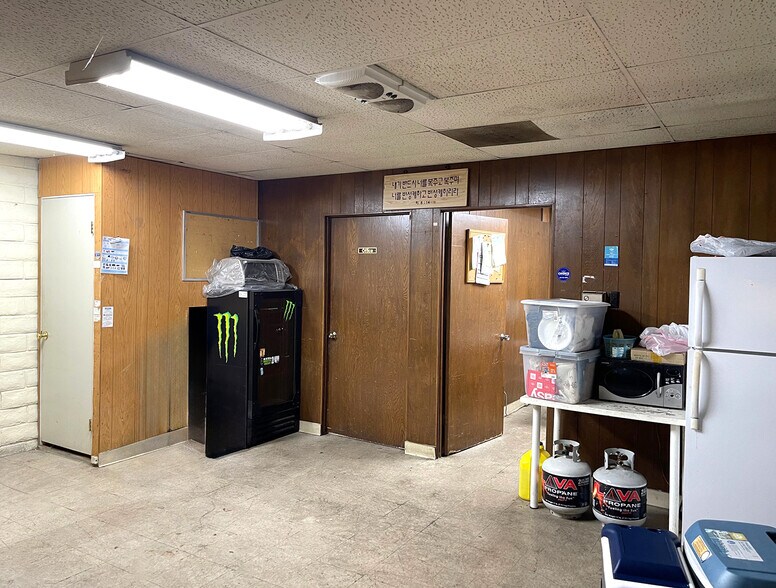 More Photos Of 3610-3612 Maple Ave, Los Angeles Warehouse For Sale