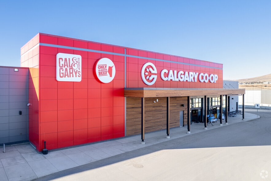 Primary Photo Of 264 Park St, Cochrane Supermarket For Lease