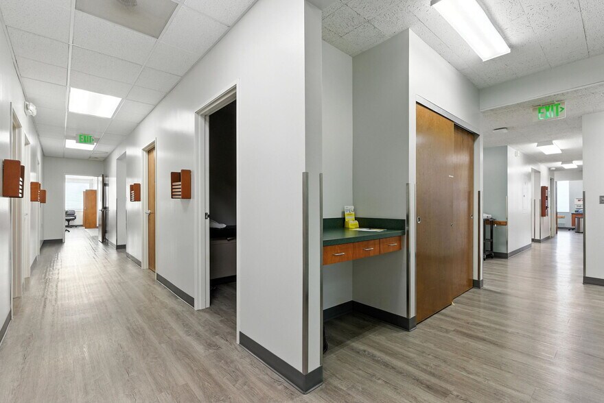 More Photos Of 400 NE Roberts Ave, Gresham Medical For Sale