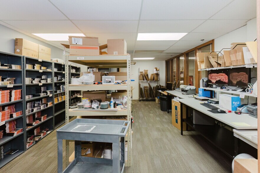 More Photos Of 1040 NE Hostmark St, Poulsbo Office For Sale