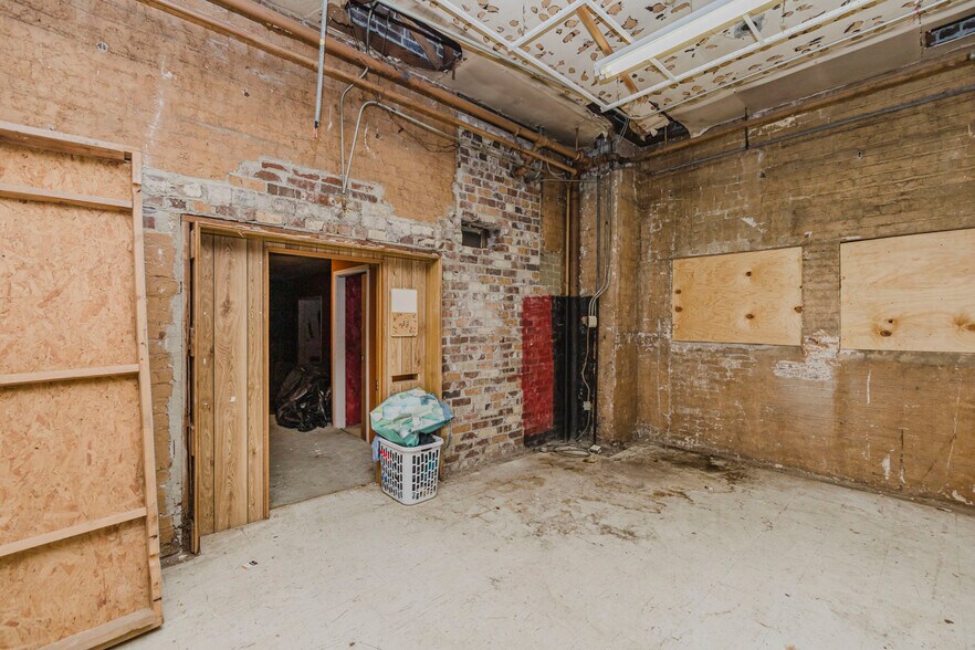 More Photos Of 110 N Poplar St, Hutchinson Warehouse For Sale