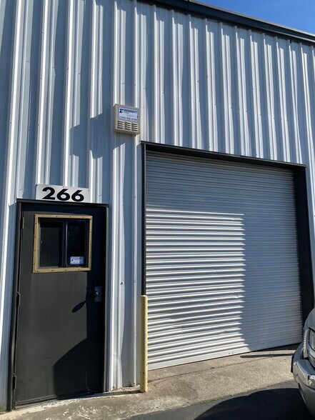 More Photos Of 266 Button Ave, Manteca Warehouse For Lease