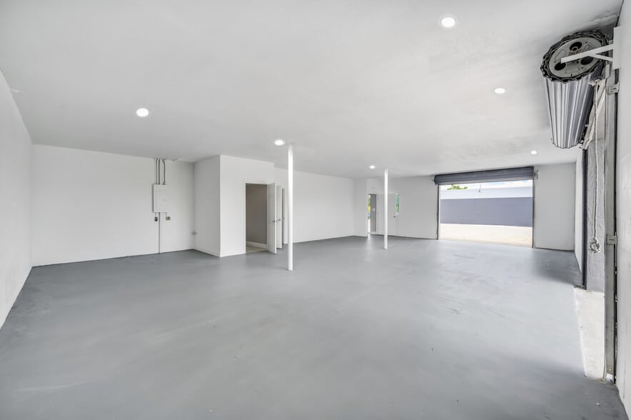 More Photos Of 12950 58th St N, Clearwater Manufacturing For Lease