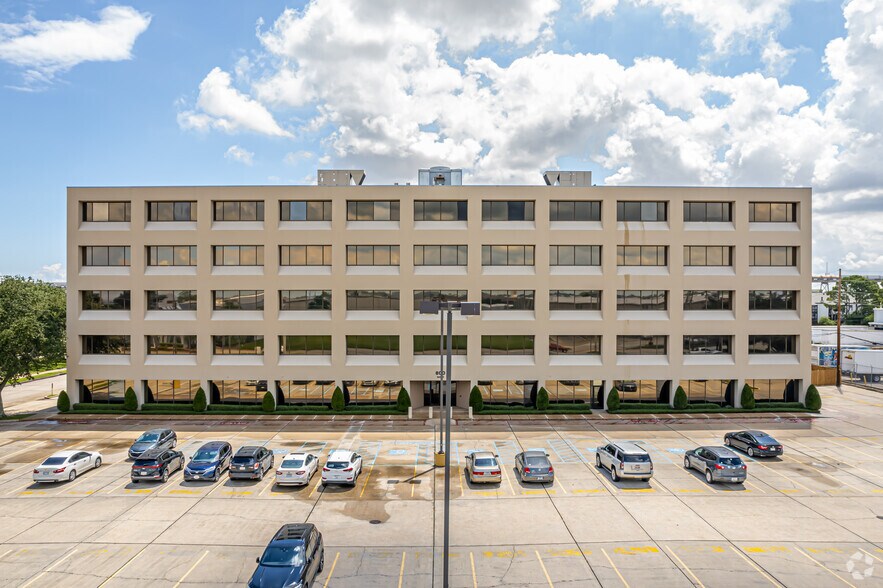More Photos Of 800 W Commerce Rd, New Orleans Office For Lease