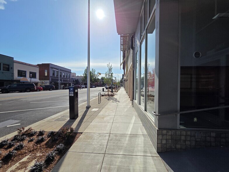 More Photos Of 174-188 NE Commercial St, Salem Storefront Retail Office For Lease