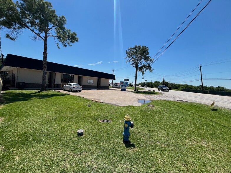 More Photos Of 3111 S Main St, Pearland Warehouse For Sale