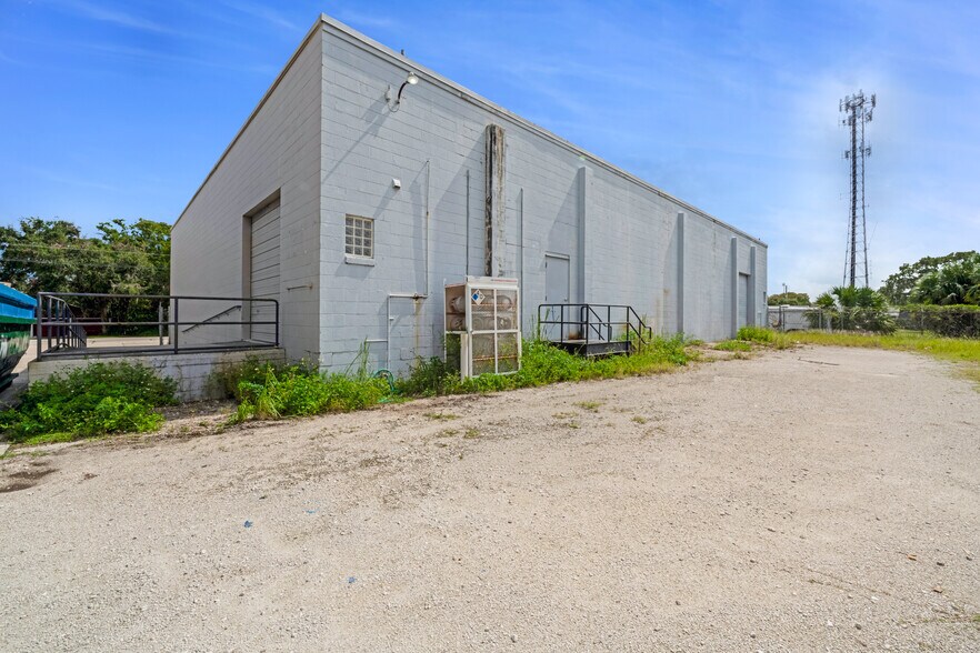 More Photos Of 1740 Segrave St, Daytona Beach Warehouse For Lease