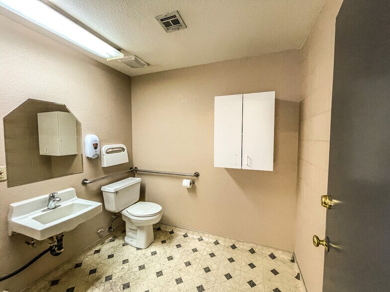 More Photos Of 1675 S Mojave Rd, Las Vegas Warehouse For Sale