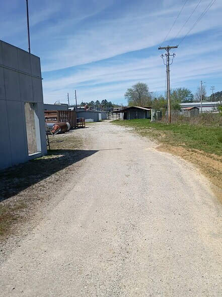 More Photos Of 712 Industrial Ln, Oneida Distribution For Sale