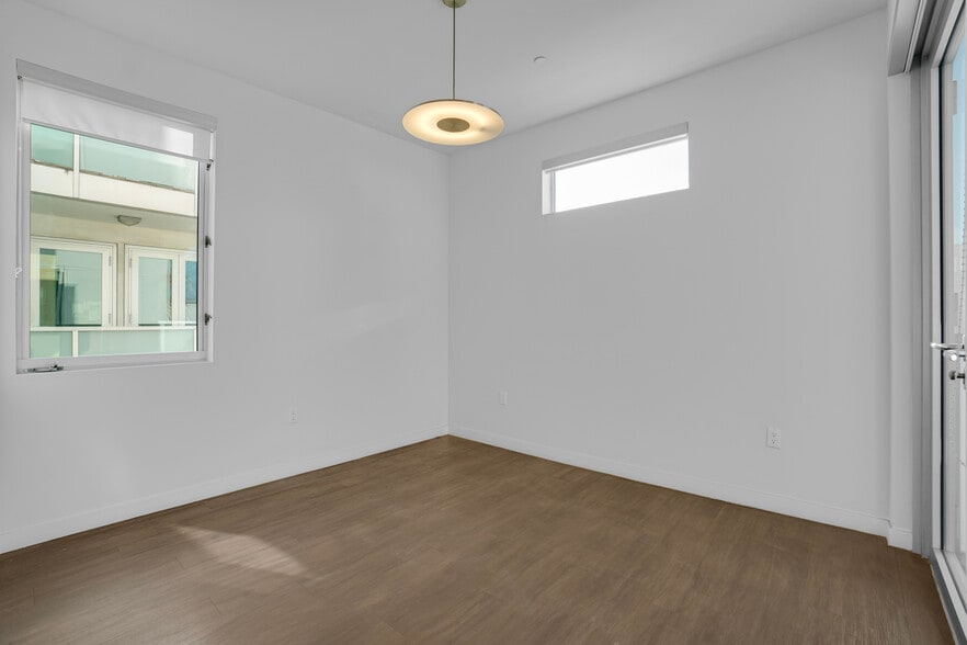 More Photos Of 525 Santa Monica Blvd, Santa Monica Apartments For Sale