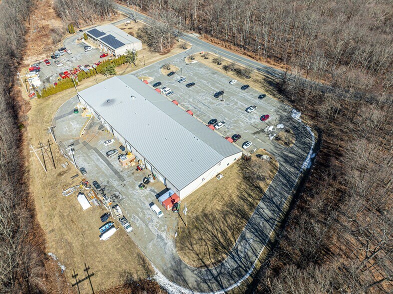 More Photos Of 12 Orben Dr, Landing Showroom For Lease