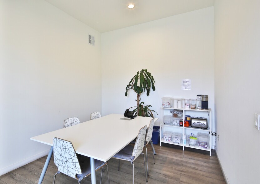 More Photos Of 2049-2053 E 38th St, Vernon Warehouse For Lease