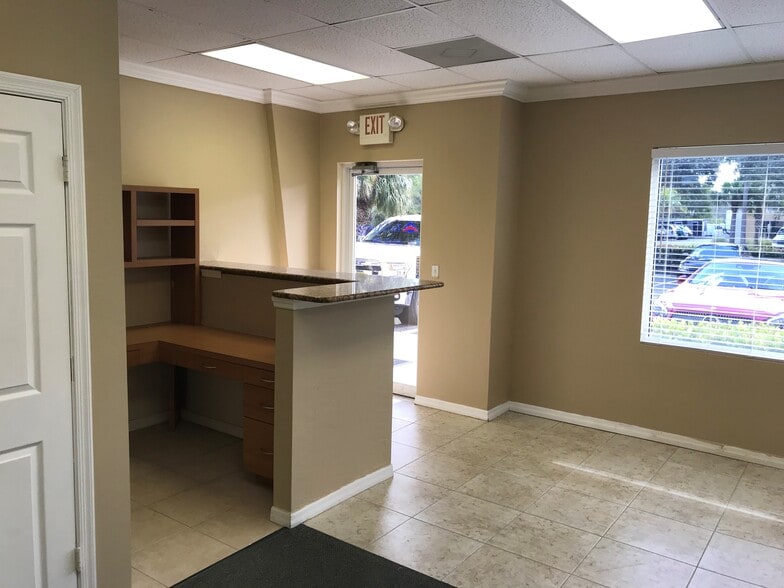More Photos Of 1045 Collier Center Way, Naples Flex For Lease