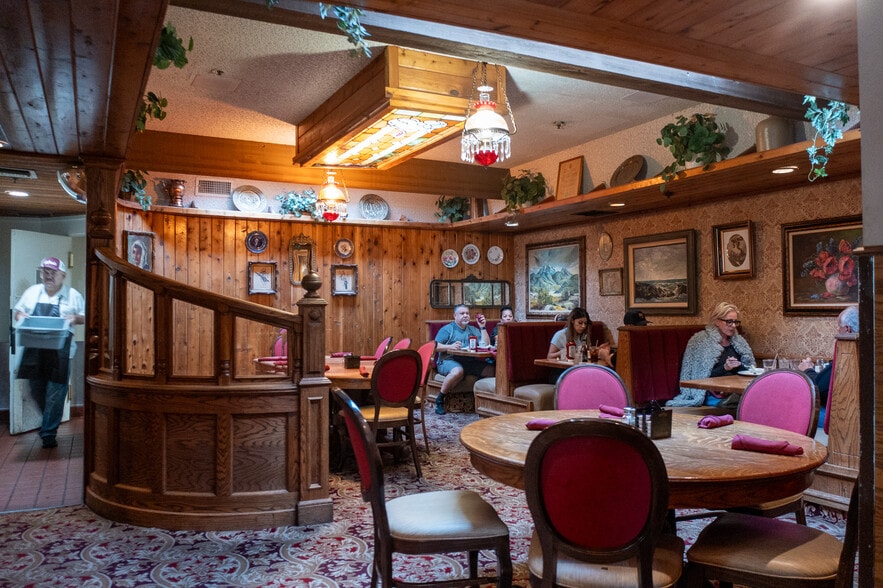 More Photos Of 1800 N Palm Canyon Dr, Palm Springs Restaurant For Sale