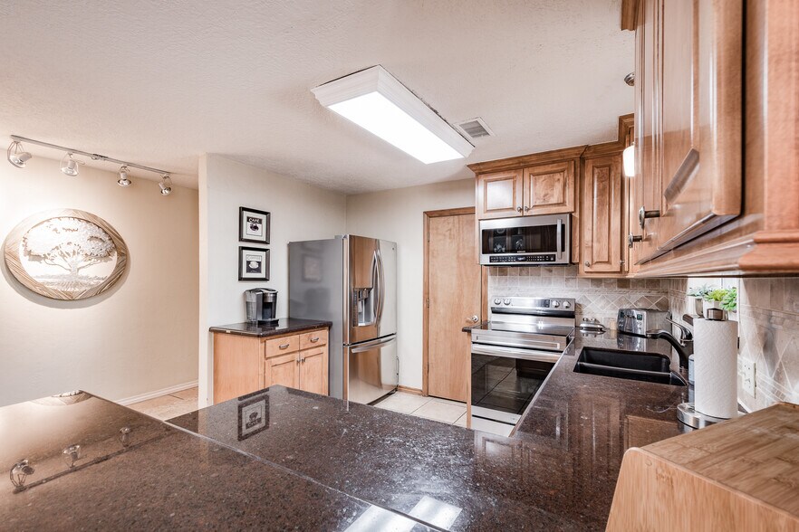 More Photos Of 16410 FM 1485 Rd, Conroe Veterinarian Kennel For Sale