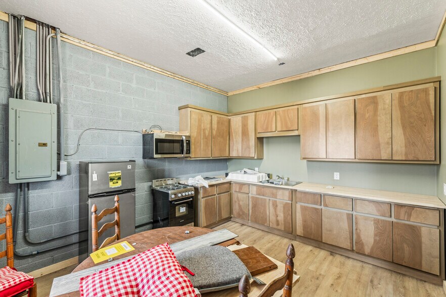 More Photos Of 1100 Winchester Hwy, Fayetteville Freestanding For Sale