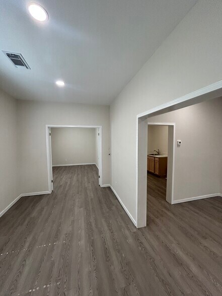 More Photos Of 420 W 19th St, Houston General Retail For Lease