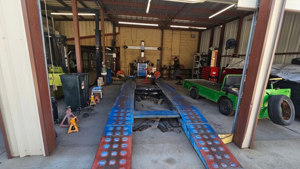 More Photos Of 724 W Hurst Blvd, Hurst Auto Repair For Sale