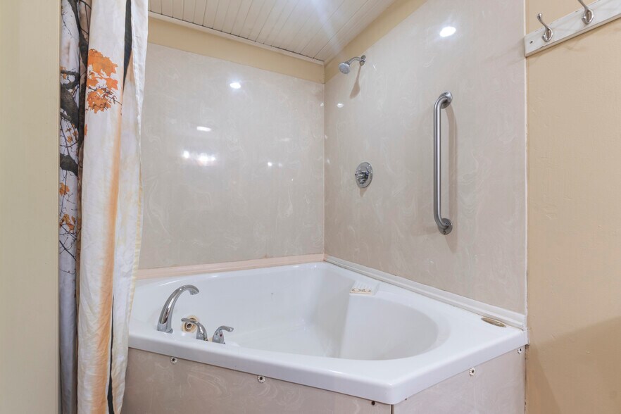 More Photos Of 3031 E Van Buren, Eureka Springs Hotel For Sale