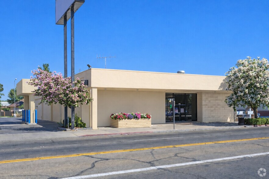 Primary Photo Of 231-233 E Yosemite Ave, Madera Bank For Sale
