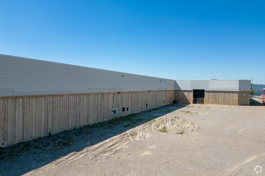 More Photos Of 5550 Skyline Way NE, Calgary Warehouse For Sale