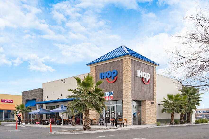 More Photos Of 530 Woollomes Ave, Delano Unknown For Lease