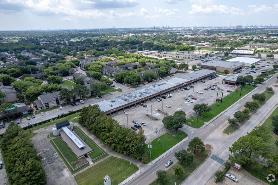 More Photos Of 407 W Baker Rd, Baytown Unknown For Lease