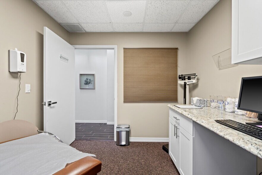 More Photos Of 3800 26th St W, Bradenton Medical For Sale