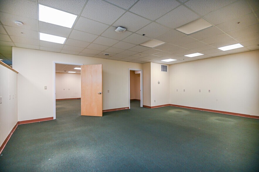 More Photos Of 127 Long Sands Rd, York Storefront For Lease
