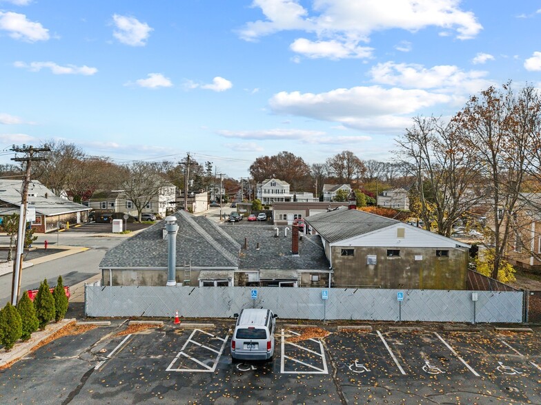 More Photos Of 98 Middle St, Fairhaven Service For Sale