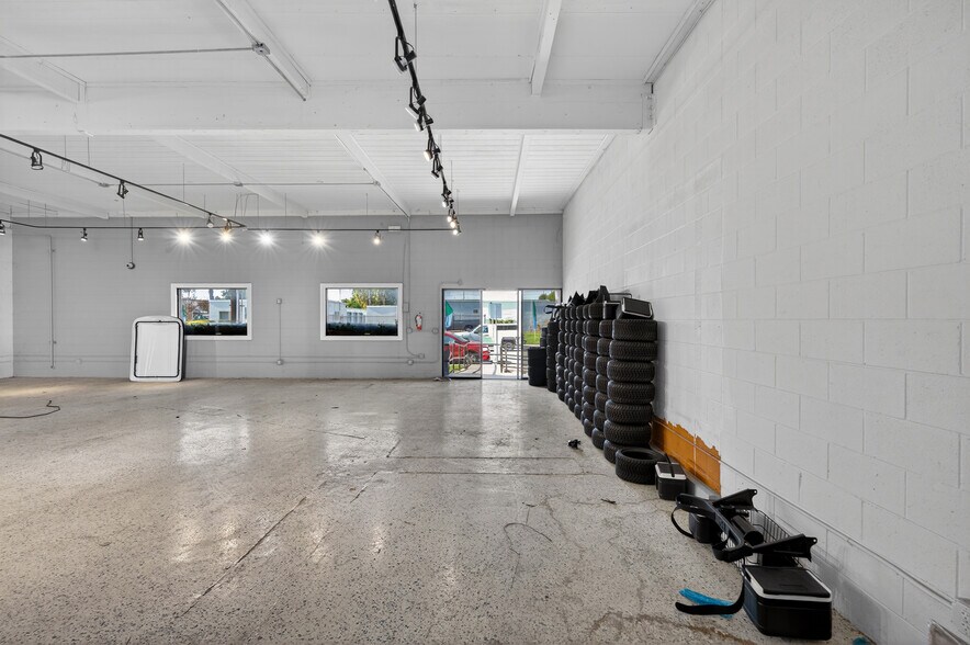 More Photos Of 8116-8144 Deering Ave, Canoga Park Warehouse For Lease