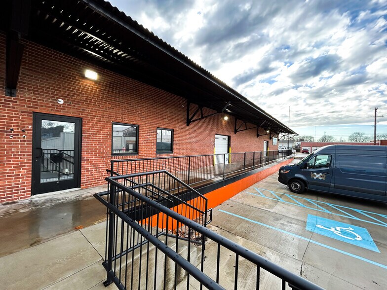More Photos Of 224 N Stewart Ave, Springfield Warehouse For Lease