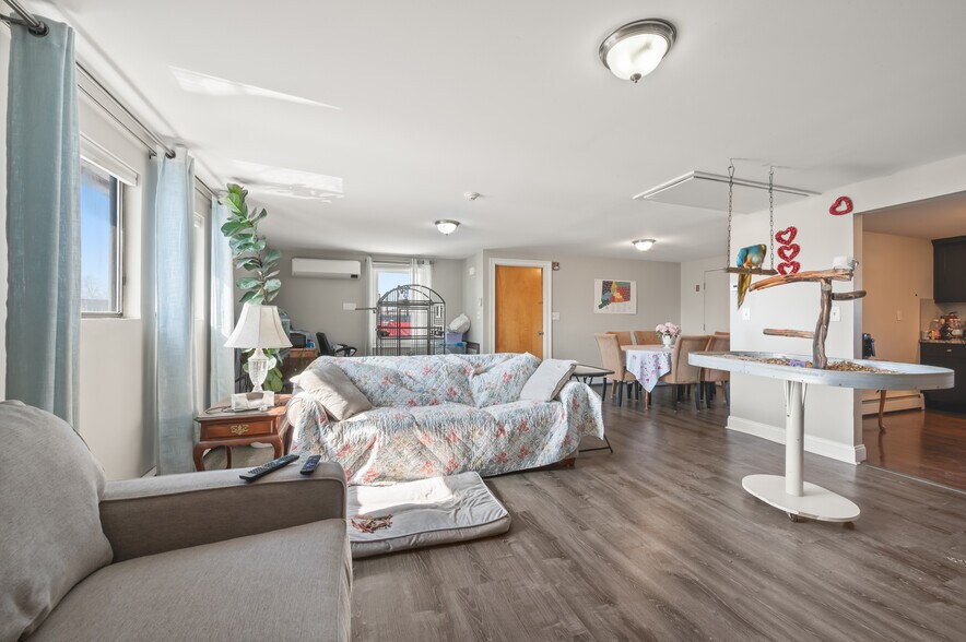 More Photos Of 570 Honeyspot Rd, Stratford General Retail For Sale