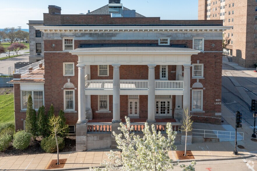 More Photos Of 601 Lake Ave, Racine Office For Sale