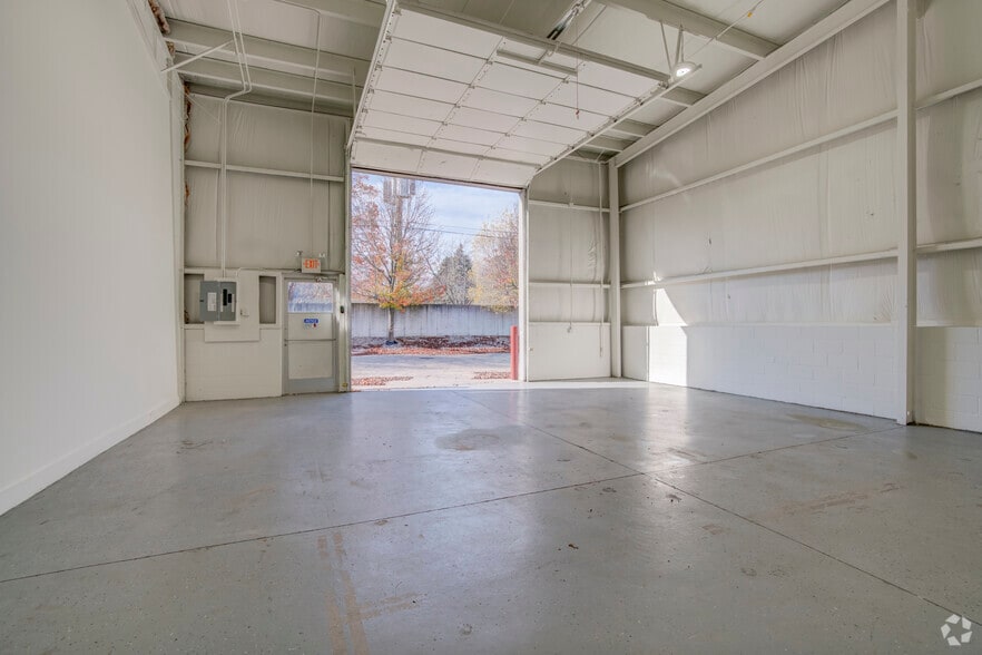 More Photos Of 5499 Perry Dr, Waterford Warehouse For Lease