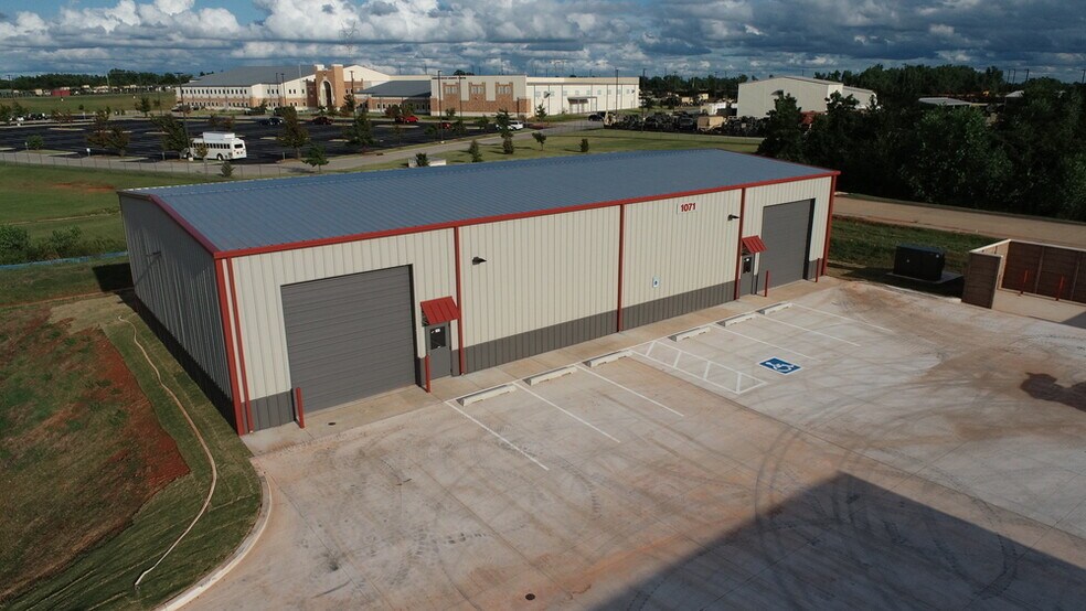 More Photos Of 1031 Thunderbird Lane, Mustang Warehouse For Lease
