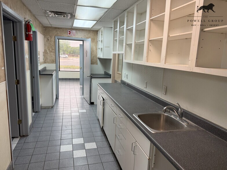 More Photos Of 7902 Slide Rd, Lubbock Veterinarian Kennel For Lease