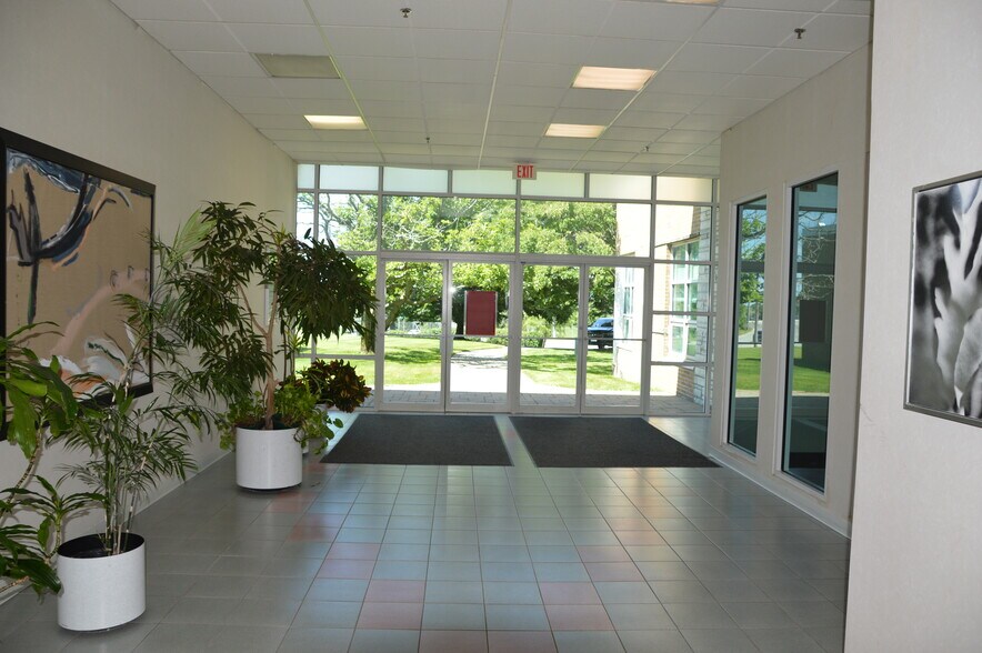 More Photos Of 303 Sunnyside Blvd, Plainview Showroom For Lease