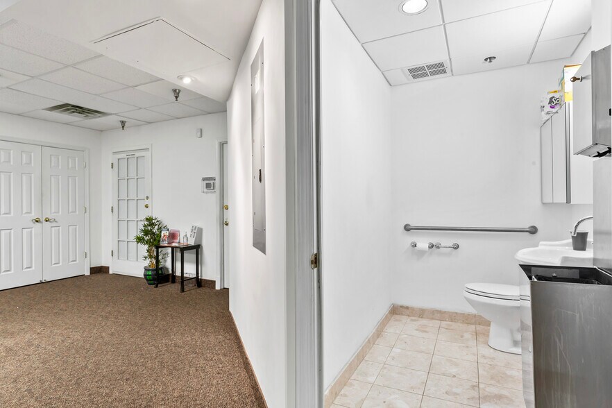 More Photos Of 4600 N Park Ave, Chevy Chase Medical For Sale