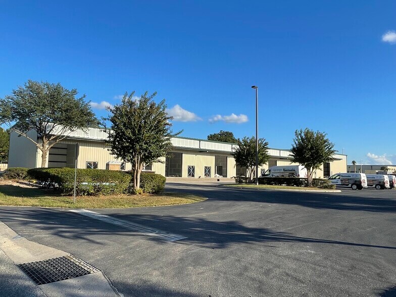 More Photos Of 4431 NE 83rd Rd, Wildwood Warehouse For Lease