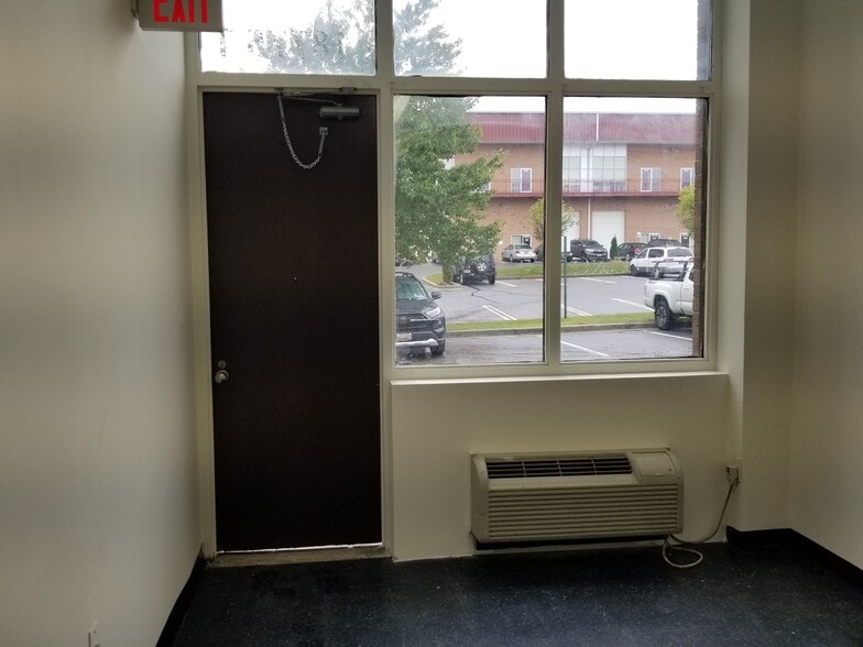 More Photos Of 18775 N Frederick Rd, Gaithersburg Warehouse For Lease