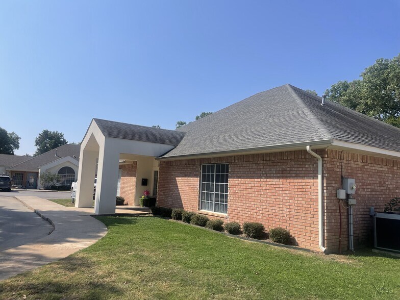 More Photos Of 1105 Walnut Dr, Ardmore General Retail For Sale