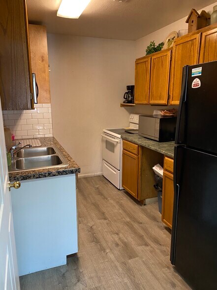 More Photos Of 1455-1463 W Center St, Orem Showroom For Lease