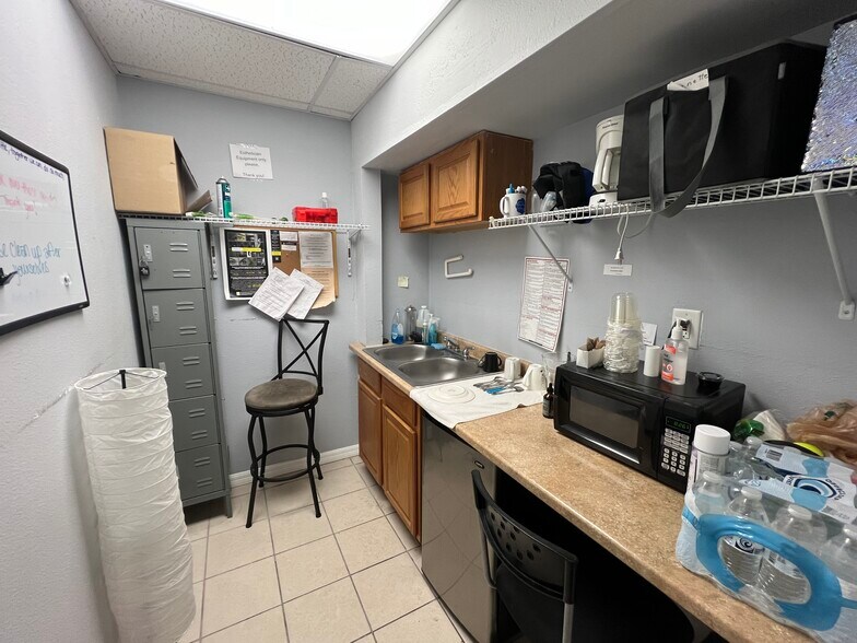 More Photos Of 2108 W Kennedy Blvd, Tampa Freestanding For Lease