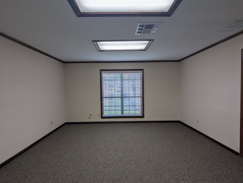 More Photos Of 8141 Gladys Ave, Beaumont Office For Lease