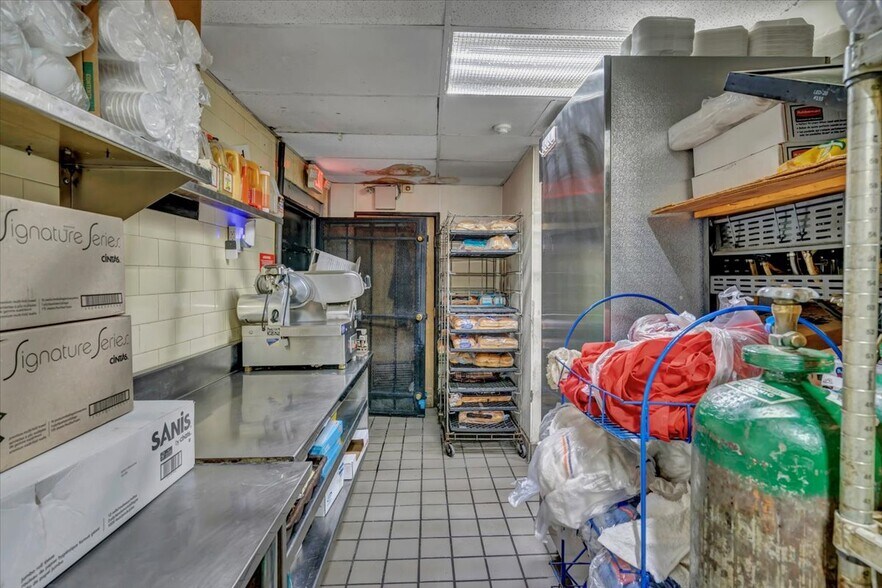 More Photos Of 14987 Gratiot Ave, Detroit Restaurant For Sale